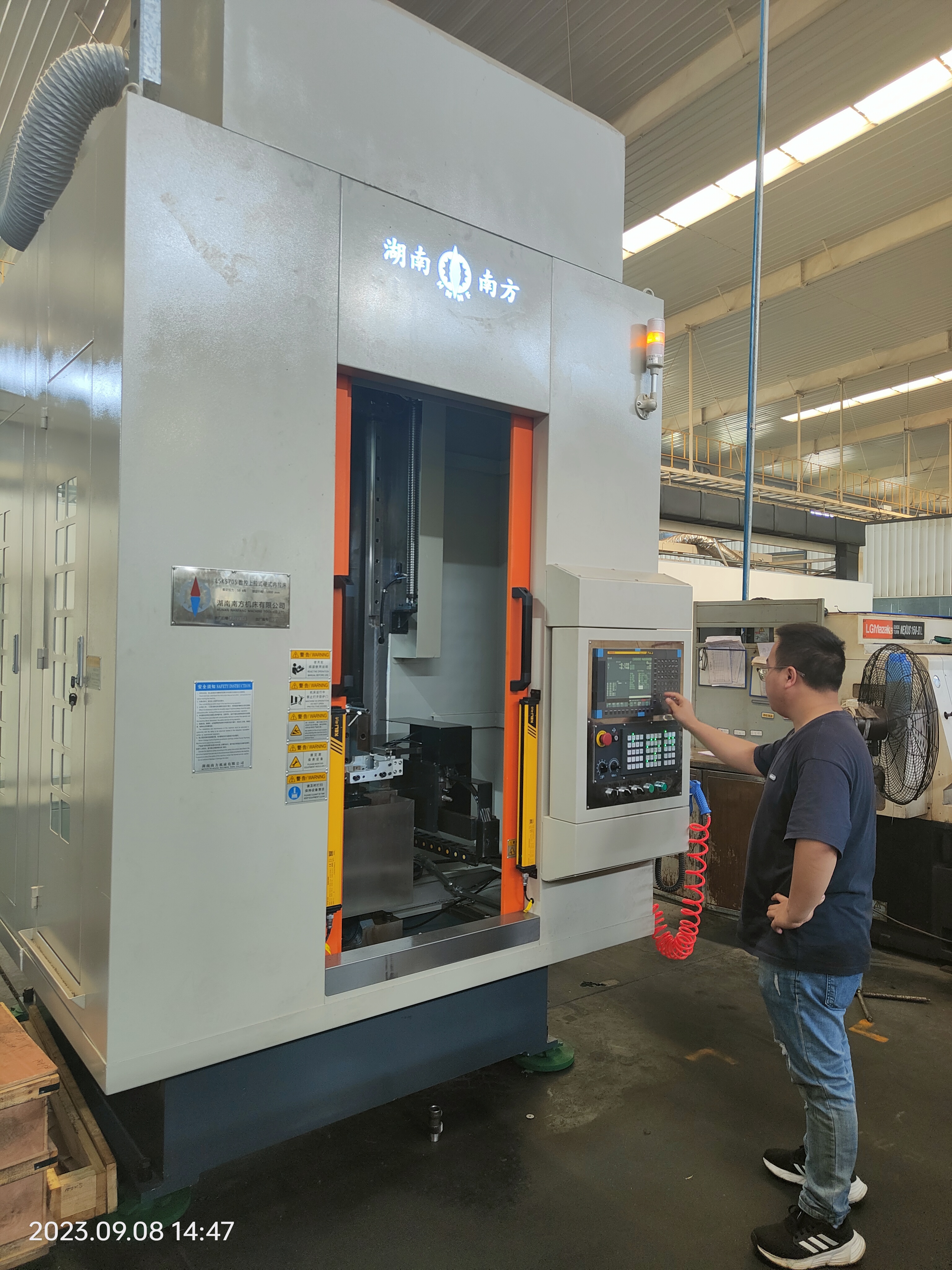 LSK5705高(gao)速數(shu)控上(shang)拉式(shi)硬拉(la)床