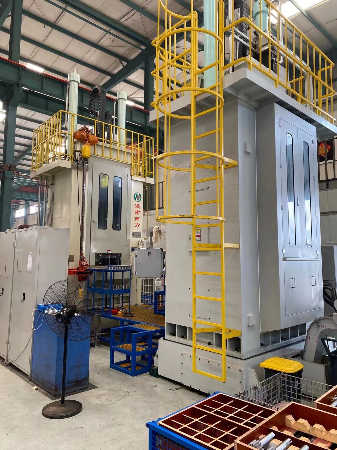 LG557系列(lie)雙導(dao)柱上(shang)拉式(shi)立式(shi)數控(kong)内拉(la)床