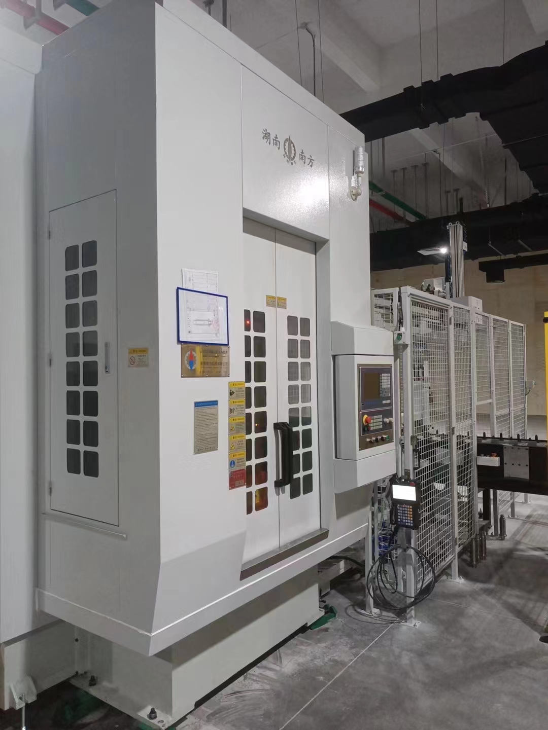 LJ5710伺(si)服上(shang)拉式(shi)機械(xie)内拉(la)床自(zi)動化(hua)